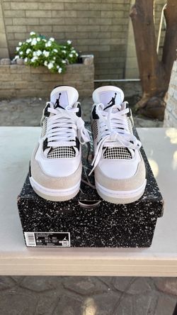 Air Jordan 4 Retro Neutral Grey Size 7 (men) / 8.5. (Women’s )