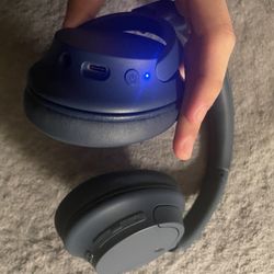 Sony Headphones Ver Good Quality+ Noise Cancellation  Bluetooth The Bettery Last Like 1 Entire Month Or 2