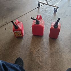 Gas can(s)