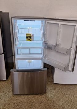 Midea 
Bottom Freezer Refrigerator