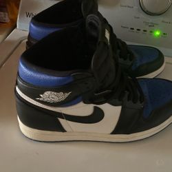 Size 9 Gently Used Jordan 1 Blue, Black And White 