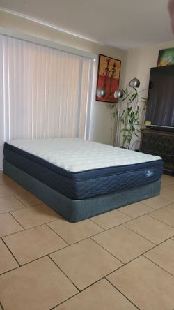 NEW QUEEN SIZE SERTA HOSPITALITY MATTRESS AND BOXSPRING FOR SALE! IN EXCELLENT CONDITION, FREE DELIVERY