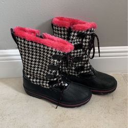 Girls/Woman’s Size 6 Waterproof snow boots