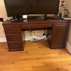 Computer desk with keyboard tray