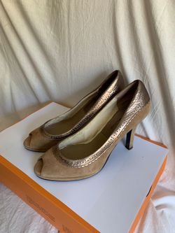 Women's heels  size  7,5 $ 15 each
