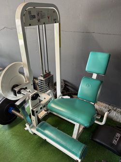 Leg extension machine
