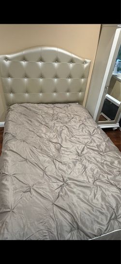 Full bed matress nighstand dresser mirror