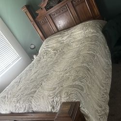 World Estate Wooden Queen Bed