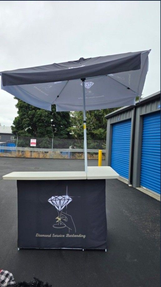 A mobile bar counter with an umbrella (see photo in the transport bag)