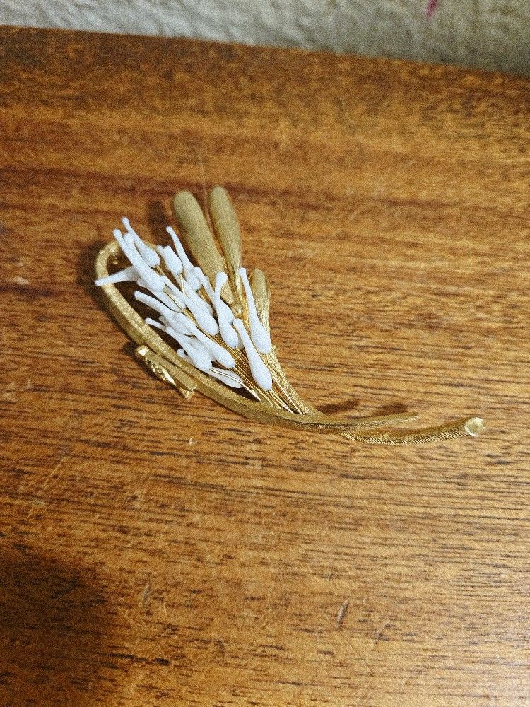 Vintage VOGUE JLRY Wheat Bouquet with Insect measures 3". Beautiful!.
