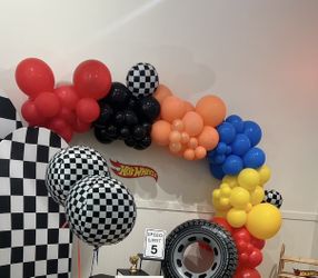 CUSTOM BALLOON ARCHES