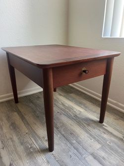 Distinctive Furniture by Stanley — Refinished  Top MCM End Table