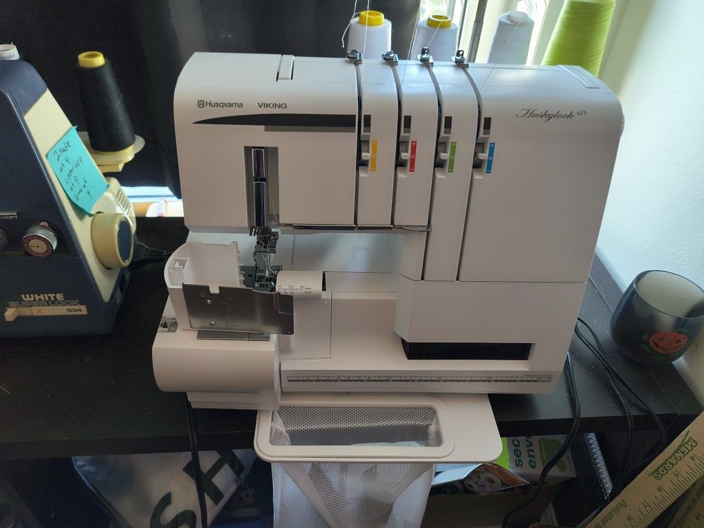 Husqvarna Huskylock S21 Like New