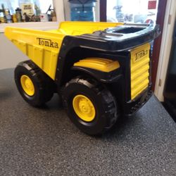 BIG  TONKA . DUMP TRUCK  GREAT CONDITION. 