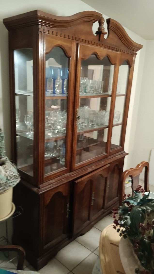 Fining Set With China Cabinet 5pc Bedroom Set