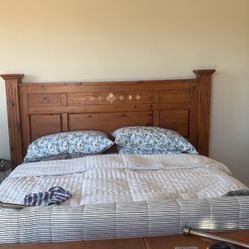 King Bed Frame In Excellent Condition And Comes With 1000 Lb metal frame 