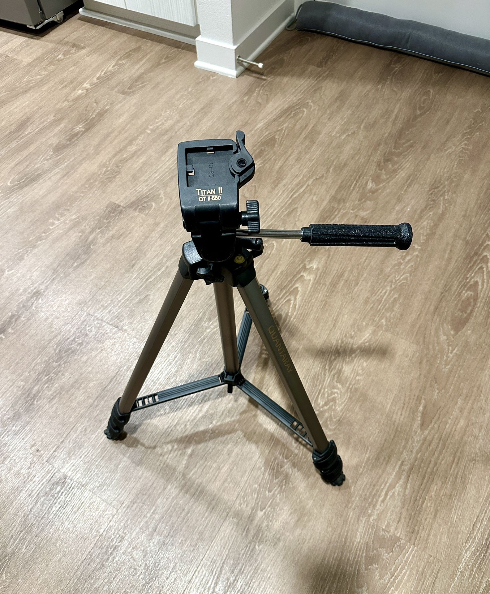 Quantaray Titan II QT II-550 Camera Tripod Stand
