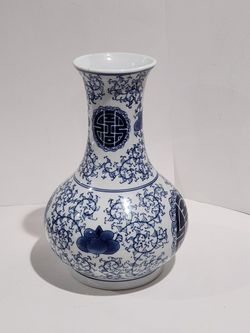 Blue and white Chinese Porcelain Vase