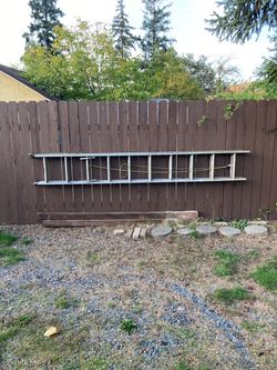Aluminum extension ladder