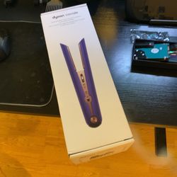 Dyson Corrale hair straightener brand, new in the box This Is The Complete Kit And His Firm In Price.