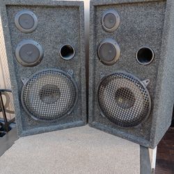 2 stereo speakers 10"