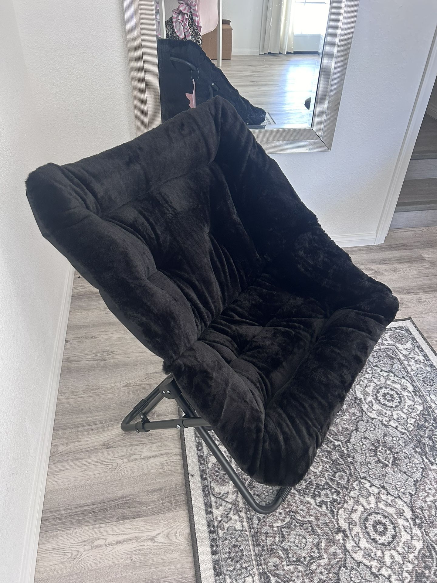 Black Comfy Saucer Chair