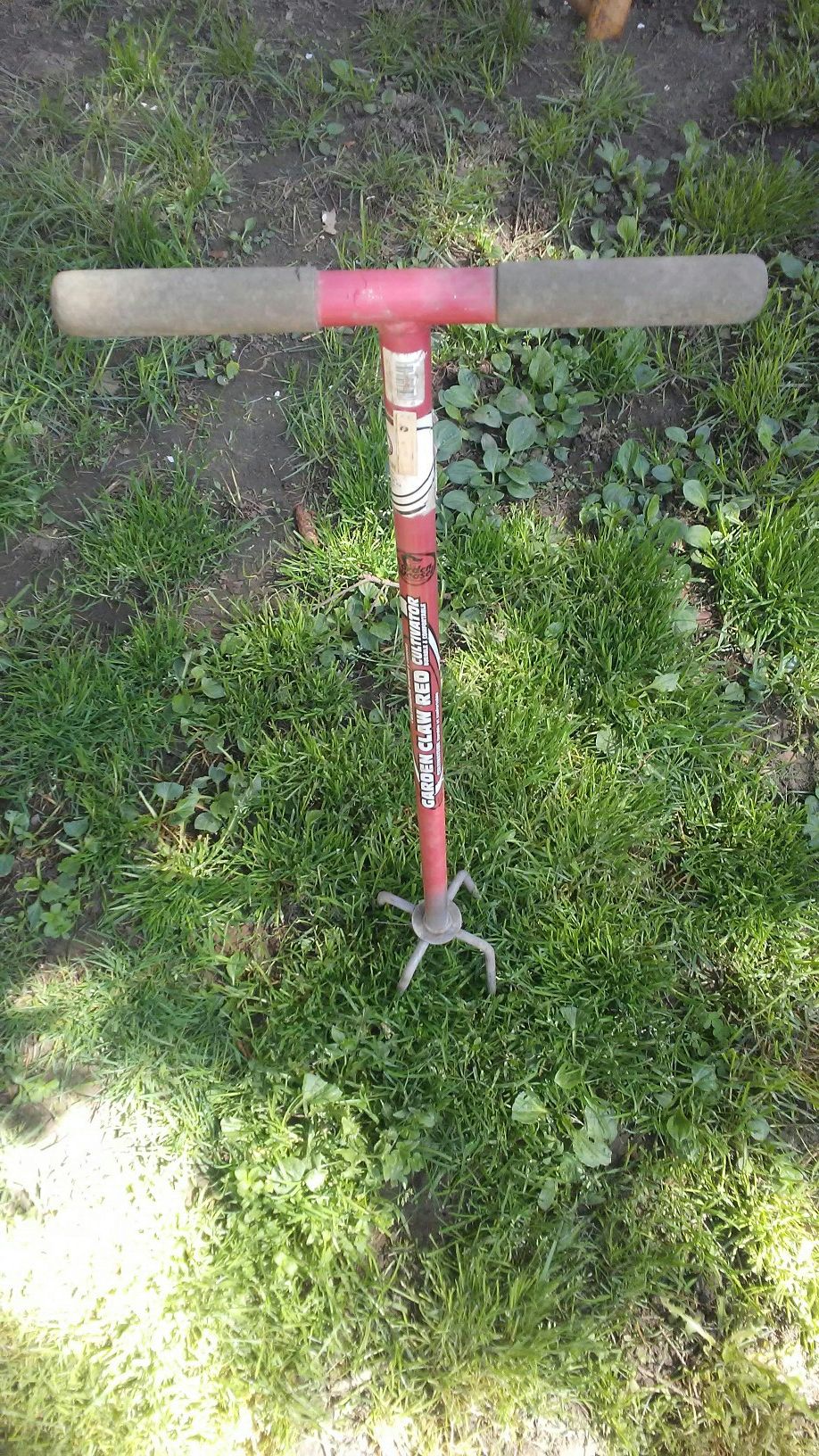 Garden claw for removing weeds