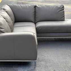 Sofa/Couch Sectional - LIKE NEW - Delivery Available 🚛