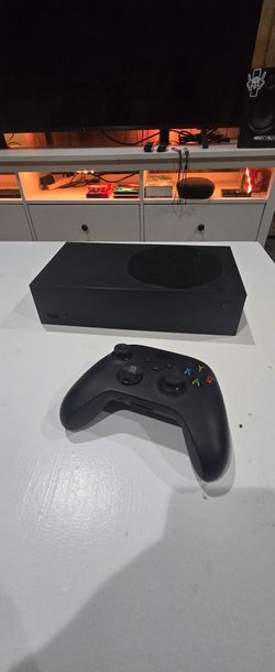 Xbox s with one controller