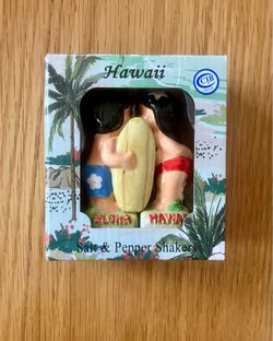 New/Unused Hawaii Kiki “Kissing Couple” Magnetic Salt & Pepper Shaker Set