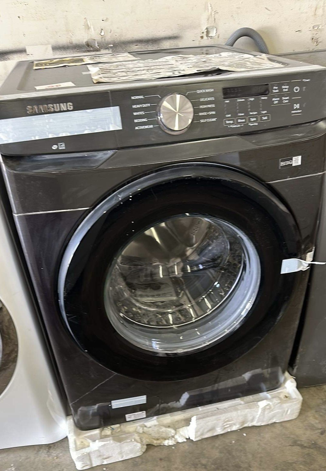 Samsung 4.5 cu. ft. Front Load Washer with Vibration Reduction Technology+ in Brushed Black