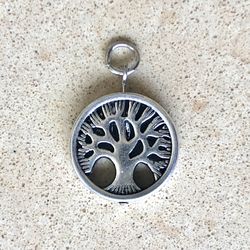 🌳 Pretty, thick circle, silver tone, tree of life pendant