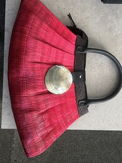 Elegant Handbag With Shell Closure