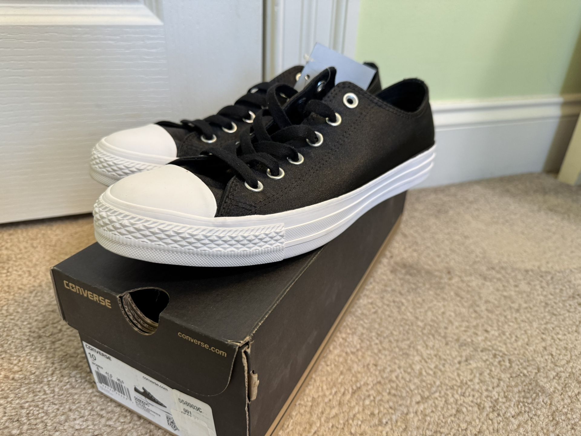 Brand New Women’s Converse !!