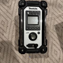 Makita XRM02 18V LXT Lithium-ion Cordless and Corded Job Site Radio Too(TESTED) (NEED GONE)