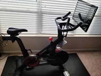 2020 Peloton Bike 2nd Gen Very Good Condition 51-200 Rides - Saint Paul, MN