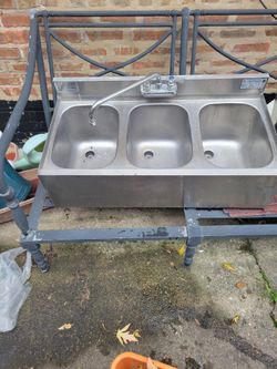 Stainless steel commercial sinks