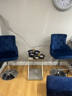 Set of 4 Navy Blue Velvet Adjustable Swivel Bar Stools + Gold & Glass Side Table