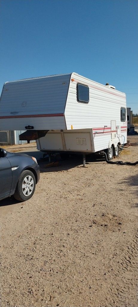 5th Wheel Trailer Cash Only O.b.o. 3.000