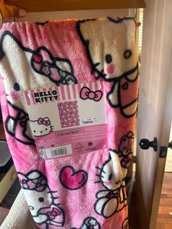 Hello kitty valentine blanket