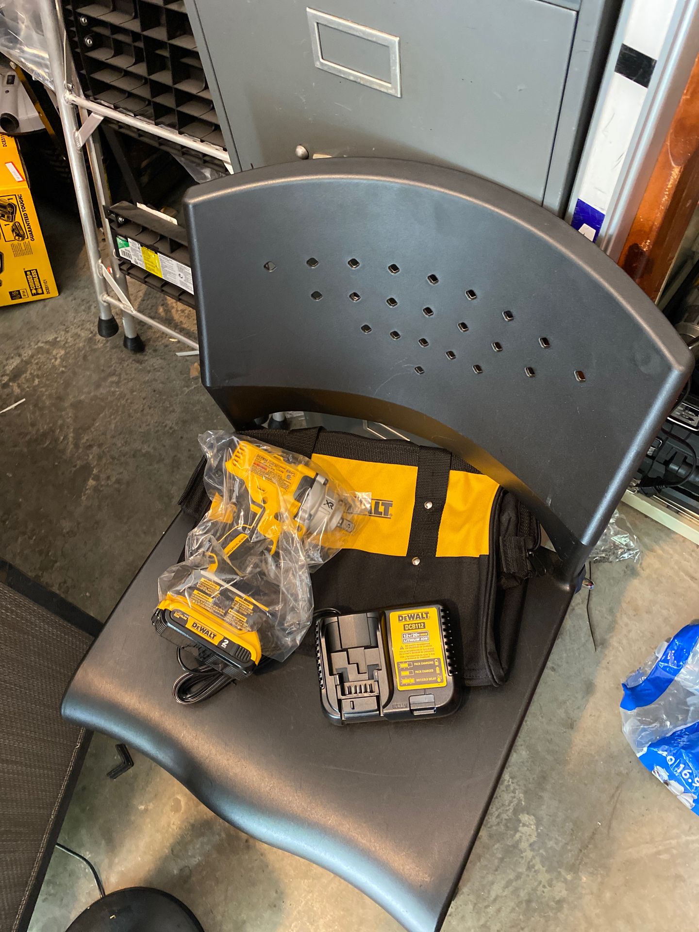 DEWALT 20-Volt MAX XR Lithium-Ion Cordless Brushless 1/2 in. Impact Wrench with (1) 20-Volt Battery