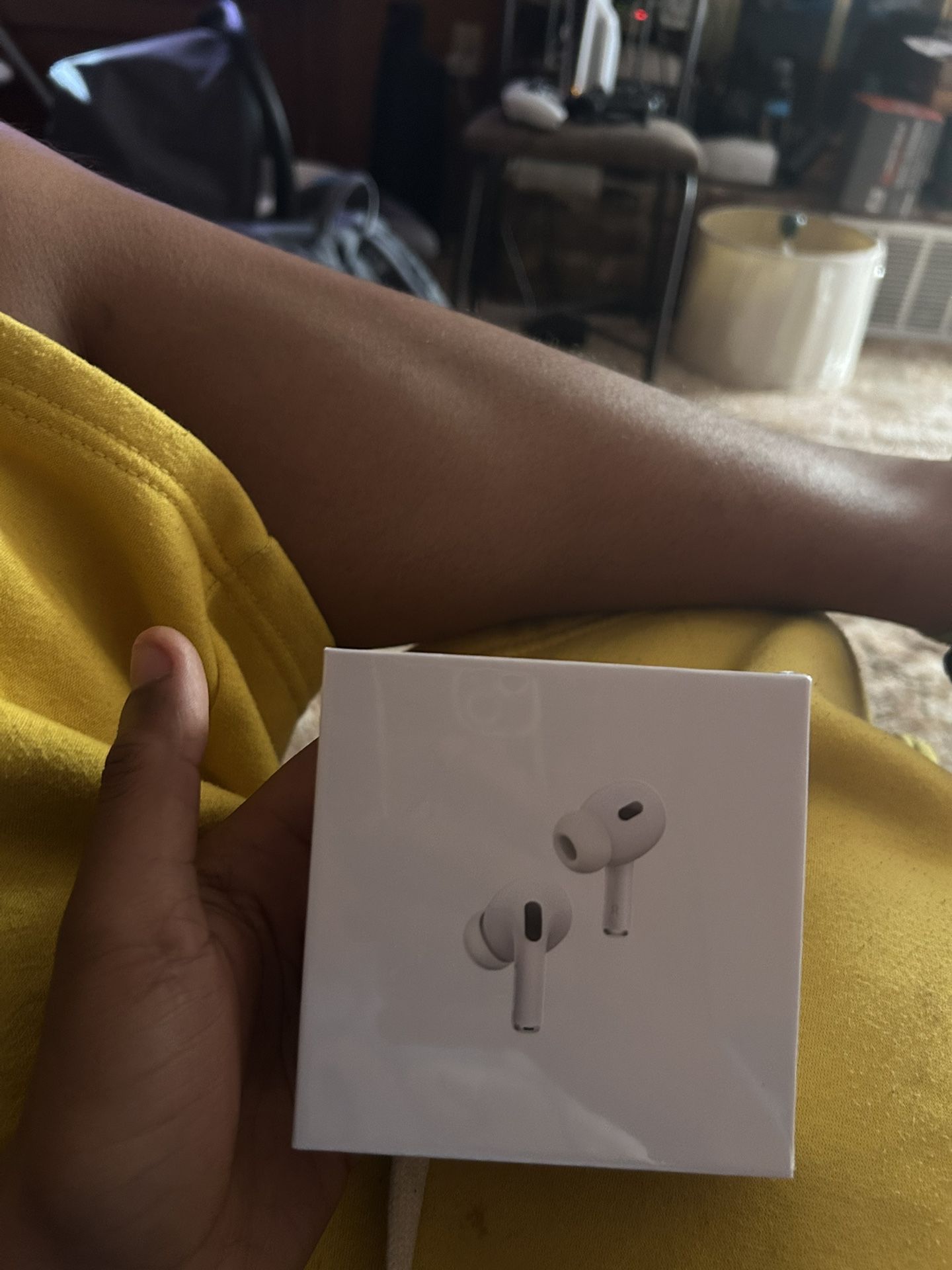 Airpods 4 and 2