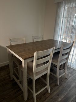 Dining table + 4 chairs