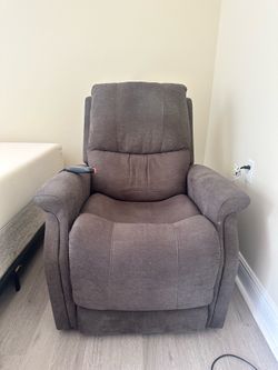 FOR SALE: Pride VivaLift® Metro 2 Power Lift Recliner – 2021 Model