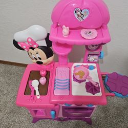 Minnie Mouse play Kitchen 
