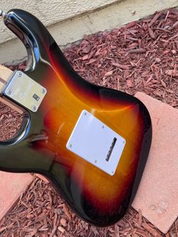 Fender squire Stratocaster guitar affinity series sunburst