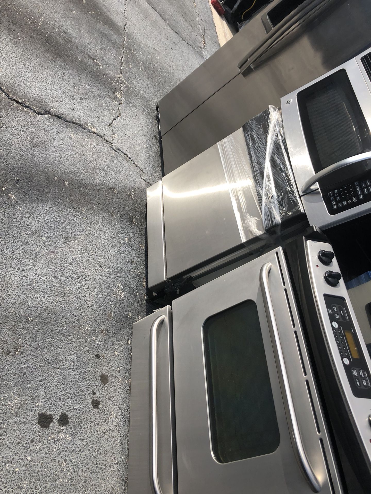 Stainless steel kitchen appliance sets