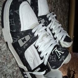 Selling LV Shoes 