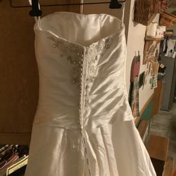 WEDDING DRESS CONSTANTINA by Enzoani size 4 Ivory color with train, beautiful sequence pattern Purchased in 2016 In wedding dress box, professionally