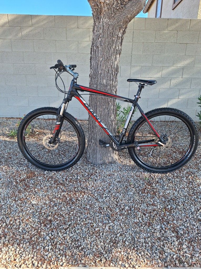 GIANT TALON 4 MOUNTAIN BIKE 27.5 INCH LIKE NEW